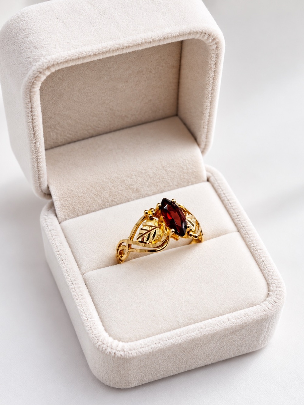 Vintage 10K Yellow Gold Red Gemstone Ring Size 6.5 2.00g